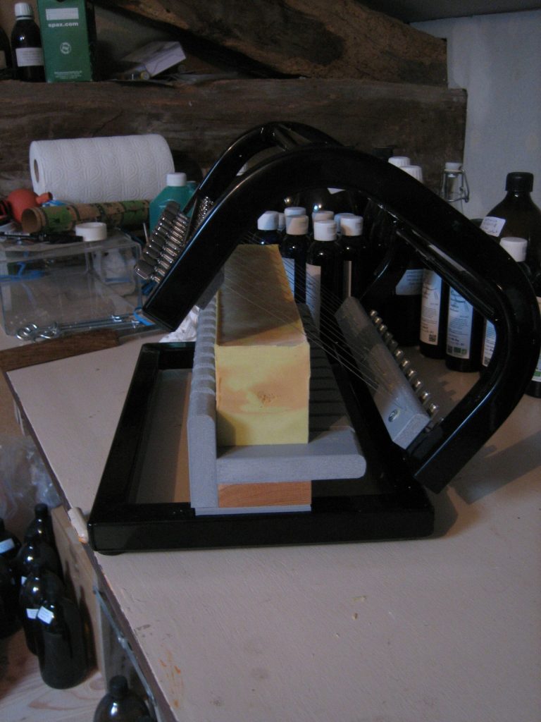 découpe de savon à froid