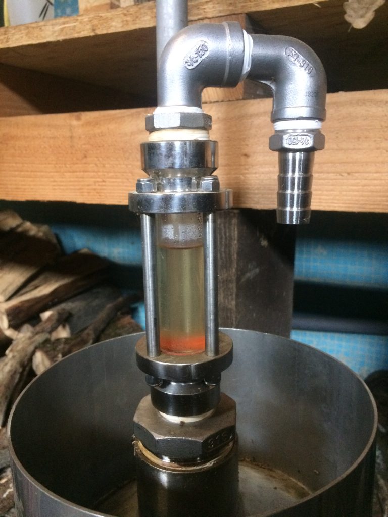 essencier avec huile essentielle alambic